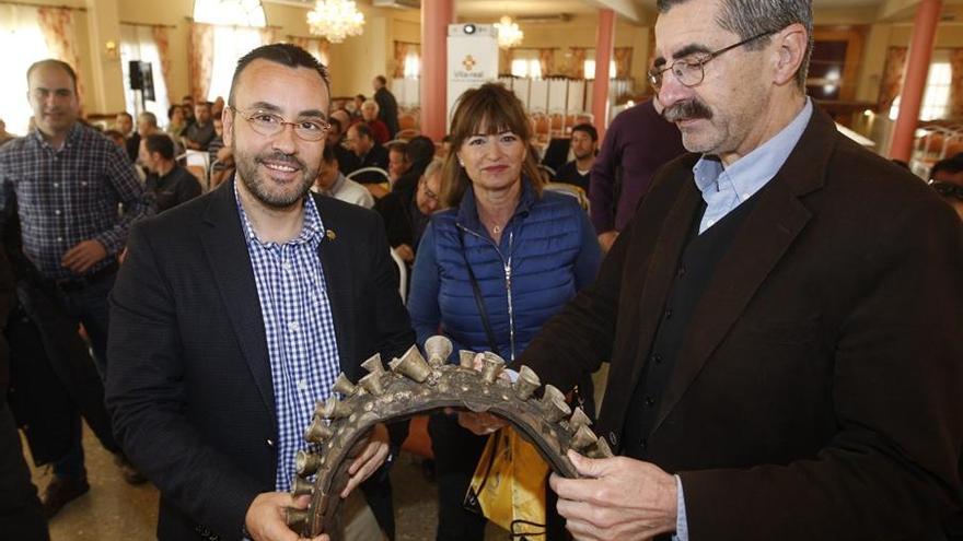 Aficionados y políticos de toda ideología escenifican su respaldo al ‘bou al carrer’