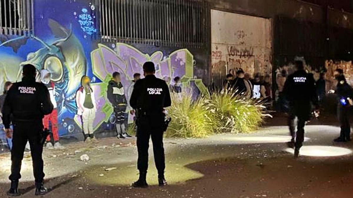 Agentes de la Policía Local, identificado a los jóvenes de la fiesta de La Galia. | POLICÍA LOCAL DE ELCHE