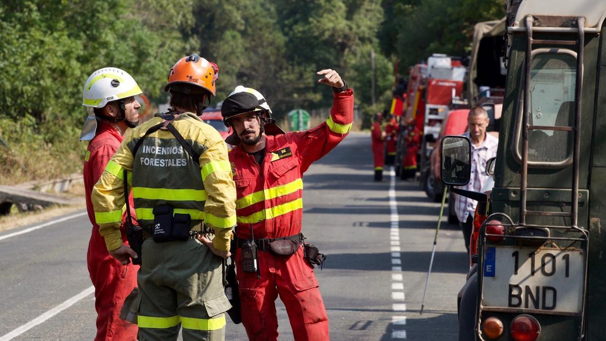 Efectivos que trabajan en el incendio de La Rioja.