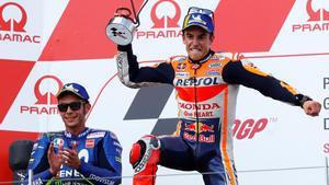Motorcycling - MotoGP - Pramac Motorrad Grand Prix Germany - Sachsenring, Oberlungwitz, Germany - July 15, 2018   Repsol Honda’s Marc Marquez celebrates with the trophy on the podium after winning the race as second placed Movistar Yamaha’s Valentino Rossi applauds   REUTERS/Fabrizio Bensch