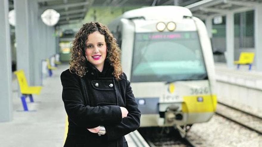 Sara Coro, en uno de los andenes de Feve de la estación de Sanz Crespo de Gijón.