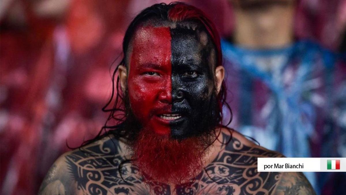 Un fan chino anima al Milan con sus colores pintados durante la gira