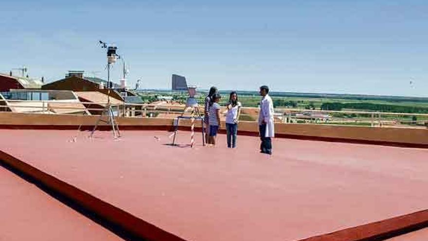 Estación meteorológica (a la izquierda) en la azotea del colegio Virgen de la Vega.