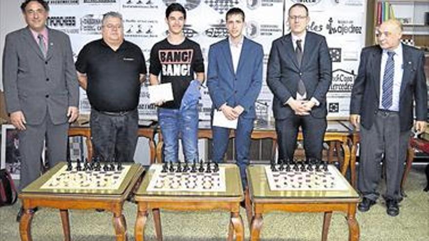 Carlos Roig guanya al Círculo Mercantil el torneig per als vuit millors jugadors sub16 de la província