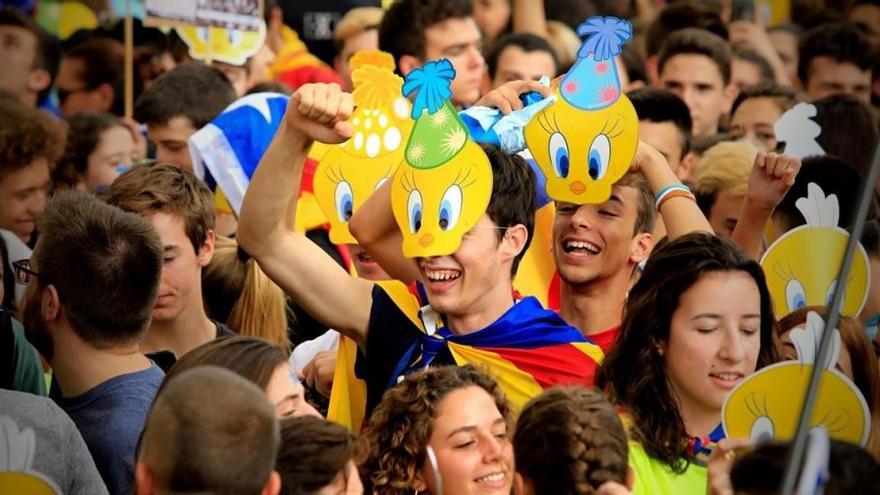 Miles de estudiantes marchan en BCN a favor del referéndum