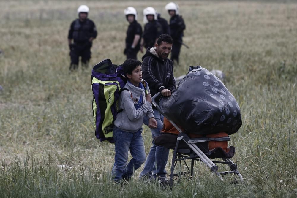 La policía griega comenzó esta mañana a desalojar el campamento improvisado de Idomeni, en la frontera con Macedonia, donde se encuentran más de 8.400 refugiados.