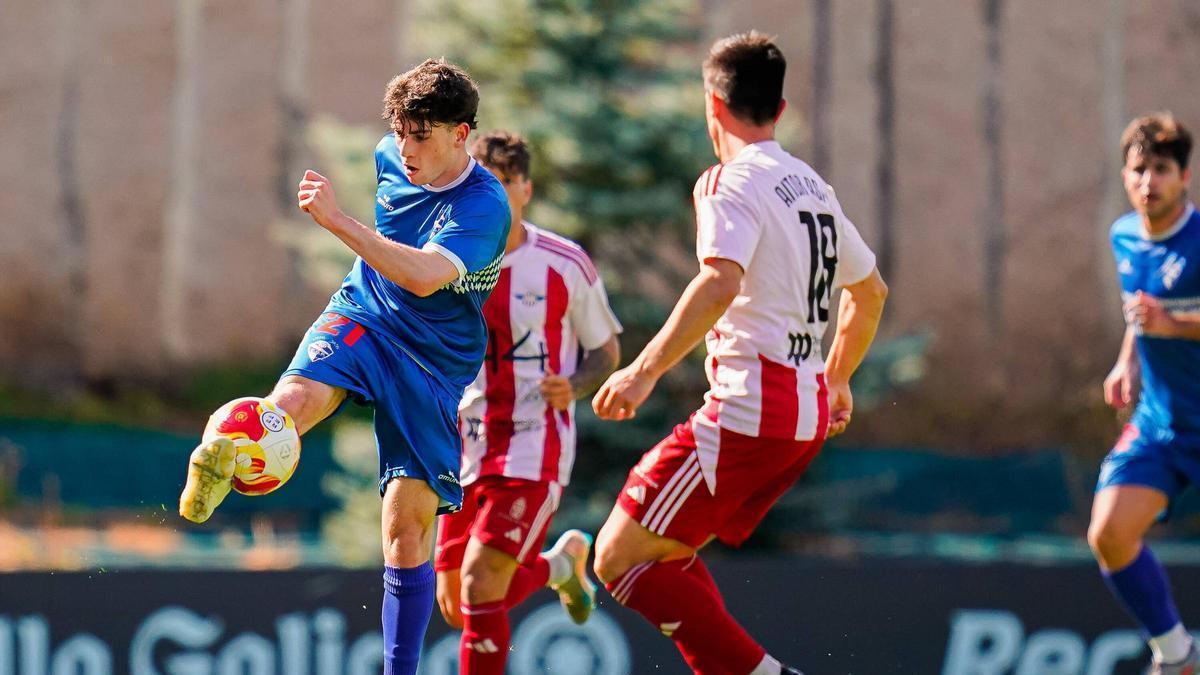 Marcos Fontán golpea el balón en el duelo entre Gran Peña y Alondras de la pasada temporada.