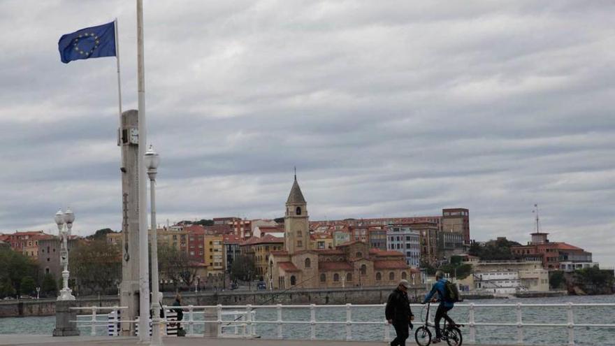 La bandera de Europa ondeando en la Escalerona.