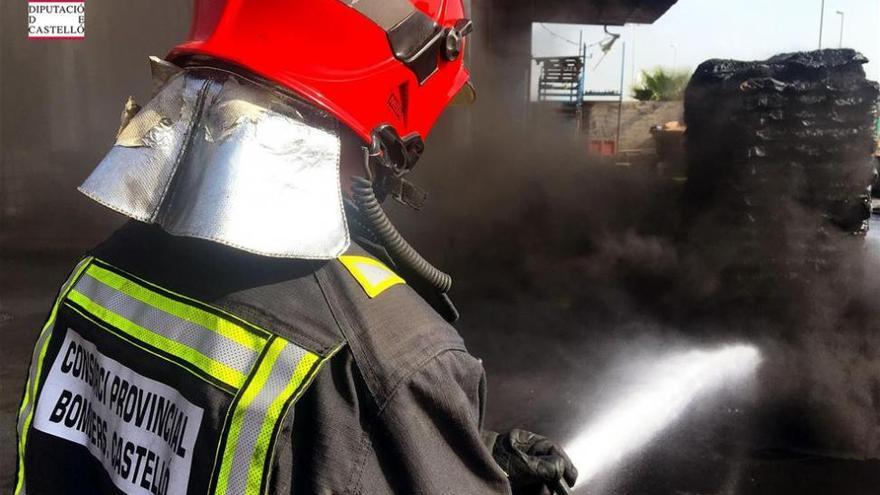 Los bomberos sofocan un incendio en el almacén de un bar de Orpesa