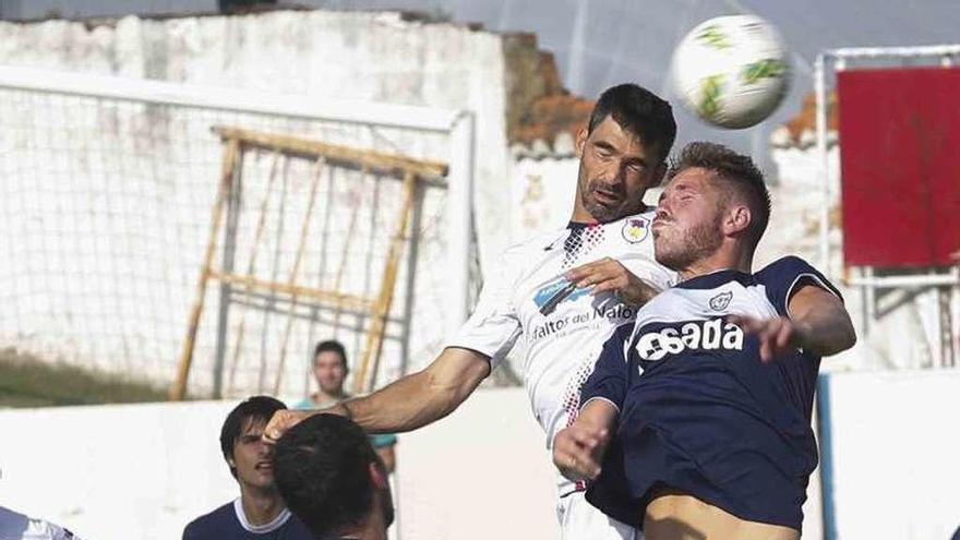 Trabanco cabecea el balón ante un jugador del Langreo.