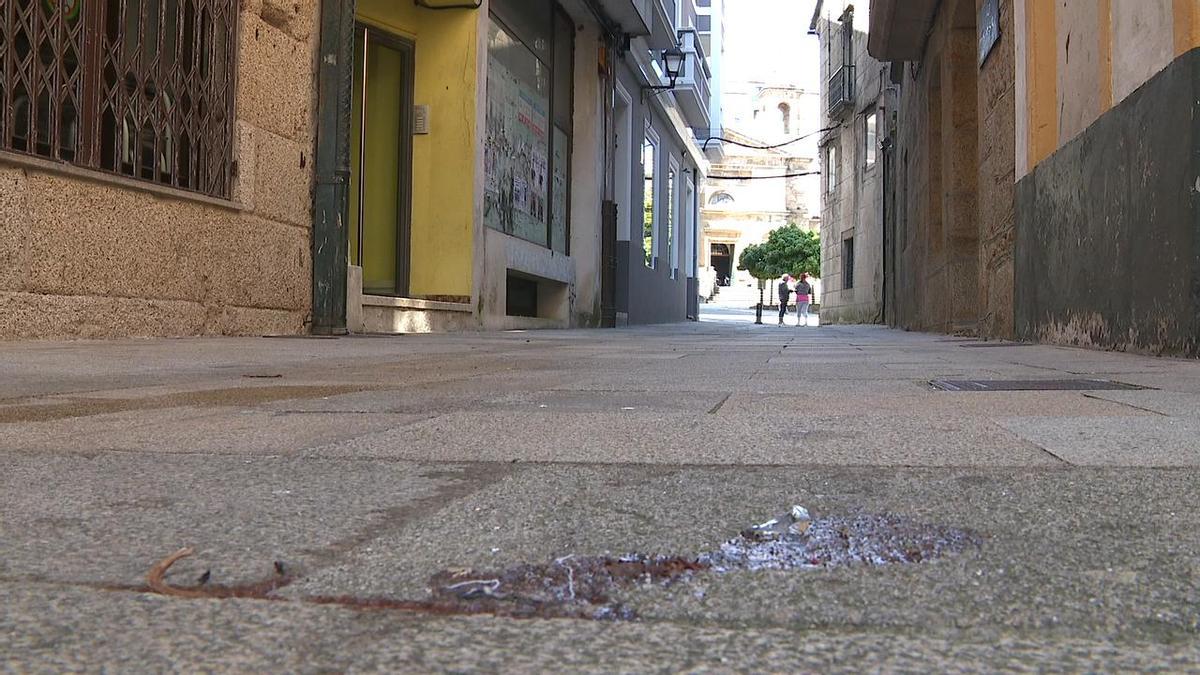 Mancha de sangre en la calle Diego Delicado, donde se produjo la agresión