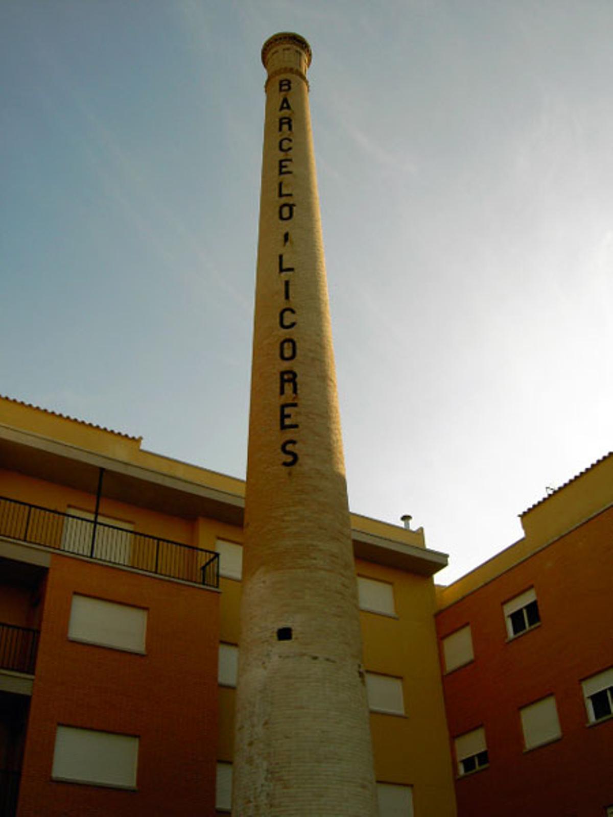 La chimenea de la antigua fábrica de Barceló, en Algezares.