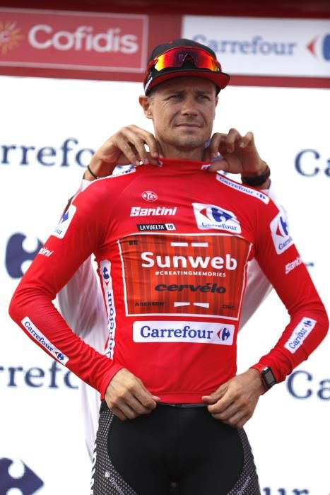 Sam Bennett gana la tercera etapa de la Vuelta.
