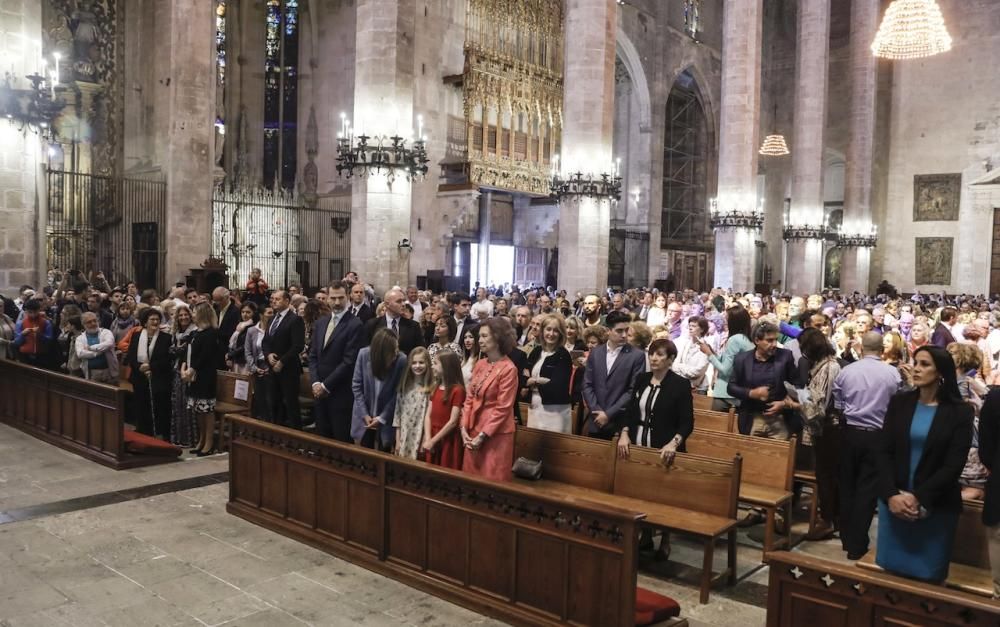 Pünktlich, aber nicht vollzählig: Letizia und Felipe, ihre Kinder Leonor und Sofía sowie Altkönig Sofía fanden sich am Sonntag (16.4.) traditionsgemäß in Palma Kathedrale ein.