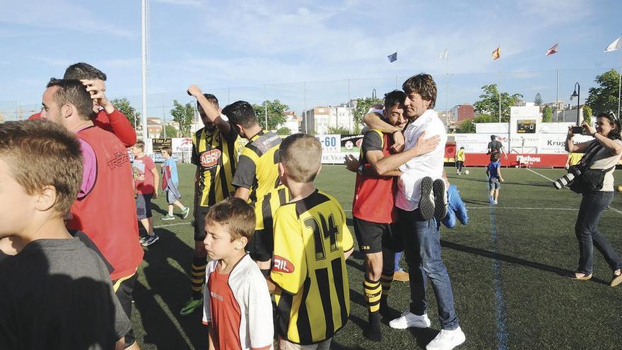 Patxi Salinas, entrenador del Rápido de Bouzas, se abraza a un jugador a la conclusión del encuentro. // Eugenio Álvarez