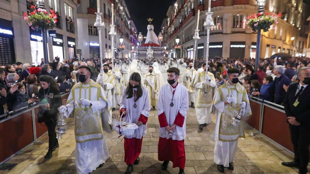 Cuerpo de acólitos preceden a la imagen de Jesús Cautivo el Lunes Santo de 2022.