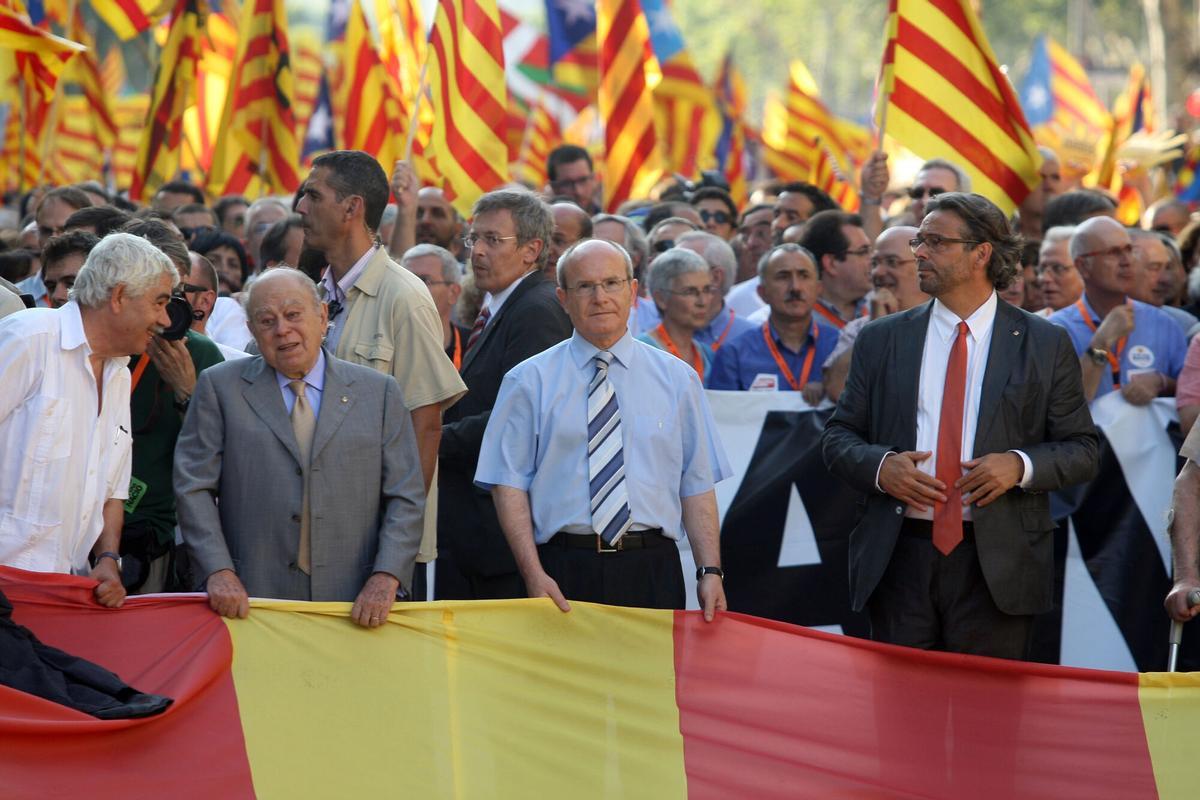 Barcelona (Barcelonés) 10/07/2010 Sociedad Politica Manifestación en contra de la sentencia del Tribunal Constitucional en contra de l'Estatut de Catalunya En la foto Maragall, Montilla, Benach, Pujol, Barrera y Rigol Foto DANNY CAMINAL. CATALUNYA , ESTATUTO , ESTATUT , RECURSOS , RECURSO , TRIBUNAL CONSTITUCIONAL , TC , DICTADO FALLO CONTRARIO , SENTENCIA CONTRARIA , RESOLUCION , RECORTE AUTOGOBIERNO CATALAN , ANULACION ARTICULOS , REPERCUSIONES REACCIONES POLITICAS Y SOCIALES , MANIFESTACION , FECHA SEÑALADA 10/07/2010 , 10J , 10 JULIO 2010 , CIUDAD DE BARCELONA , OMNIUM CULTURAL , LEMA " SOM UNA NACIO . NOSALTRES DECIDIM " , MANIFESTACIONES POLITICAS ; EN LA IMAGEN DE IZ. A DE. LOS PRESIDENTES PASQUAL MARAGALL , JORDI PUJOL , JORDI MONTILLA Y ERNEST BENACH , SENYERA , BANDERAS , SENYERES _ PUBLICADA EPC 11/07/2010 P 2 _ GENERAL, PLANO _ MANIFESTACION CONTRA