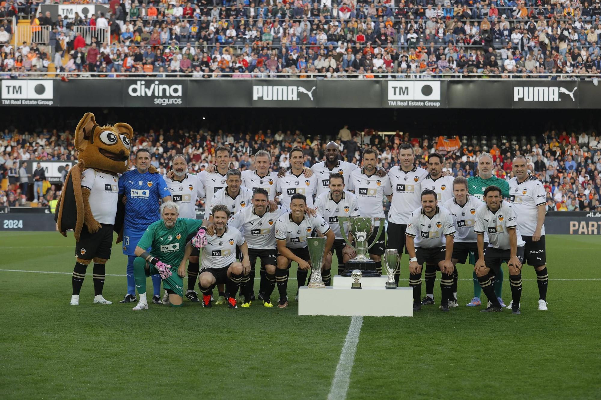 ¡Qué recuerdos! Las fotos del homenaje al Valencia del Triplete