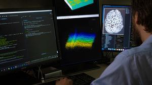 Un investigador trabaja en un estudio para conectar el cerebro de un paciente a un ordenador. 