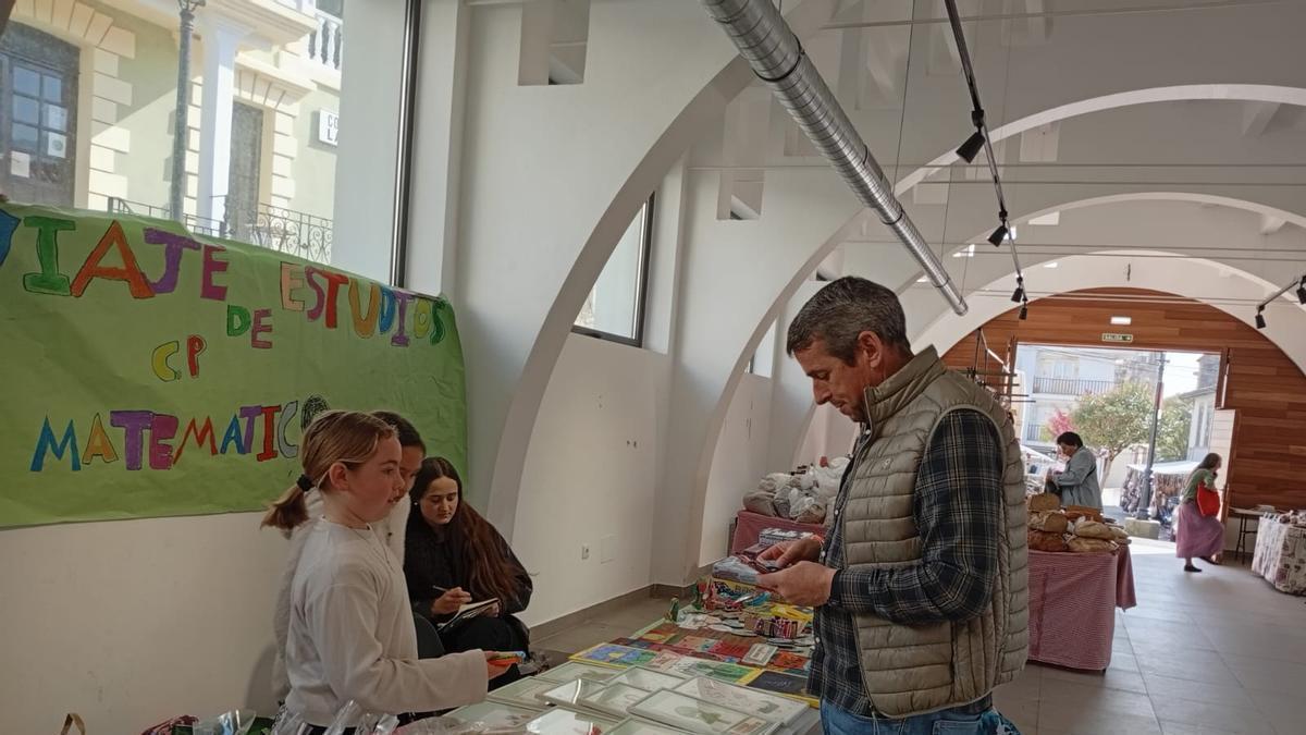 El alumnado del colegio de Llastres vende sus creaciones en el mercado de Colunga