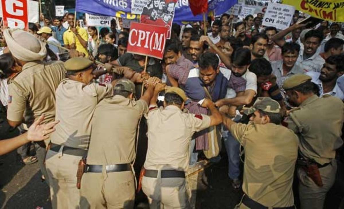 Activistes del partit comunista marxista de l’Índia (CPI) s’enfronten a la policia a Nova Delhi durant una protesta contra la visita al país del president dels EUA, Barack Obama. Obama ha insinuat que els EUA podrien recolzar la sol·licitud de l’Índia per aconseguir un seient permanent al Consell de Seguretat de l’ONU.