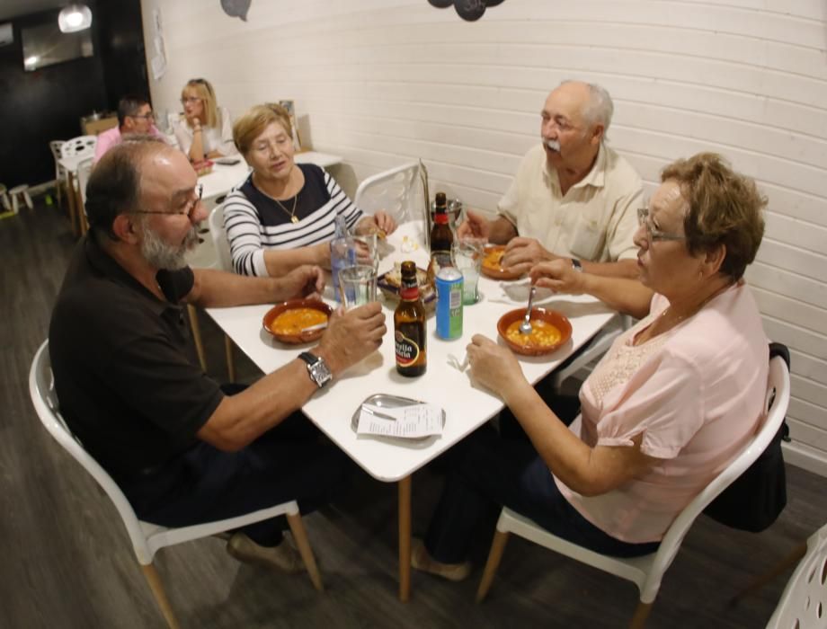 Los vecinos salen a "tapear" por la ciudad durante su tradicional fiesta gastronómica.