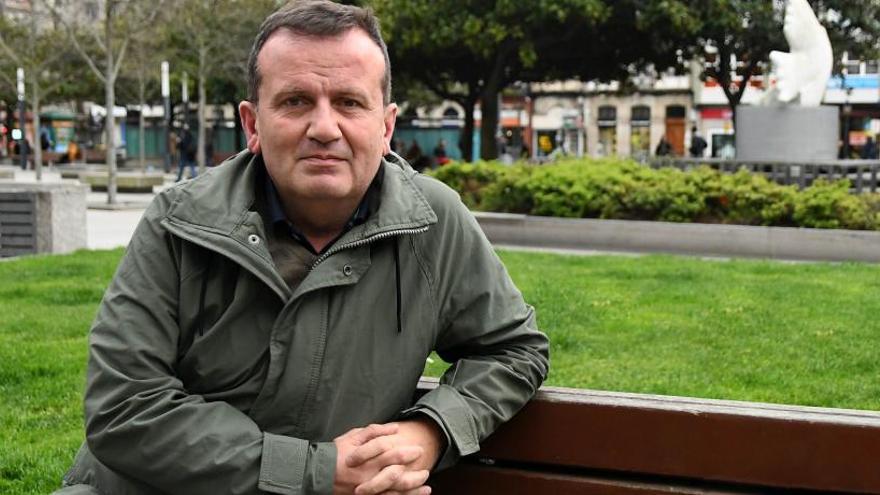 Pablo Pereiro posa al principio de la semana pasada en la plaza de Pontevedra.