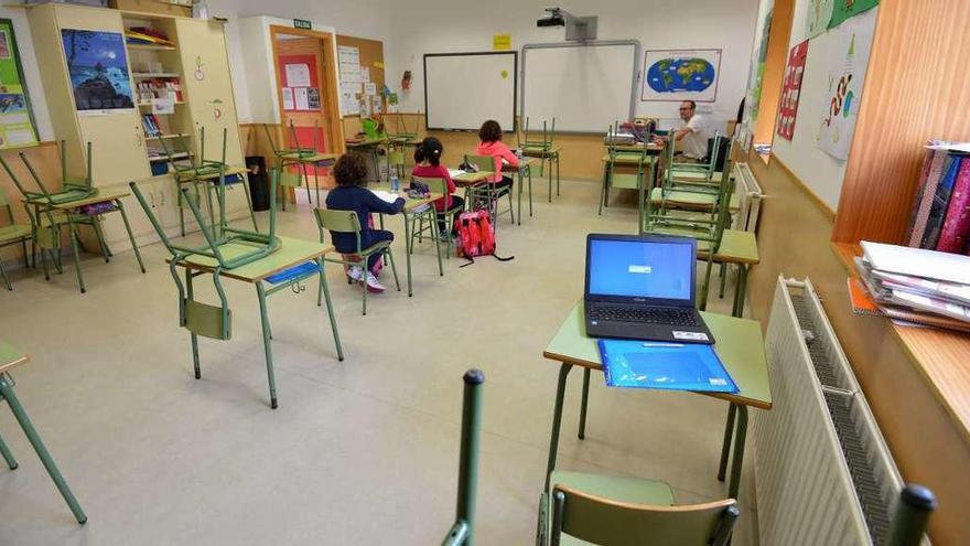 Interior de un aula del CEIP Froebel de Pontevedra con solo tres alumnas de tercero de Primaria examinándose ayer. // Gustavo Santos