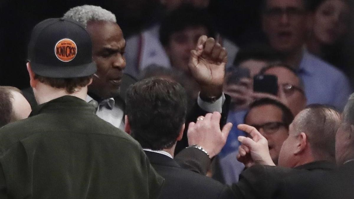 El exjugador de los Knicks, Charles Oakley, durante su trifulca en el Madison Square Garden.