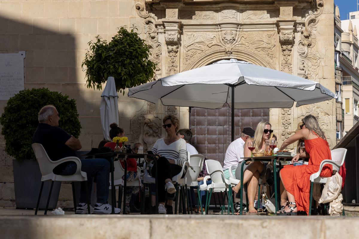 Clientes sentados en una terraza de la plaza de Santa María en Alicante.
