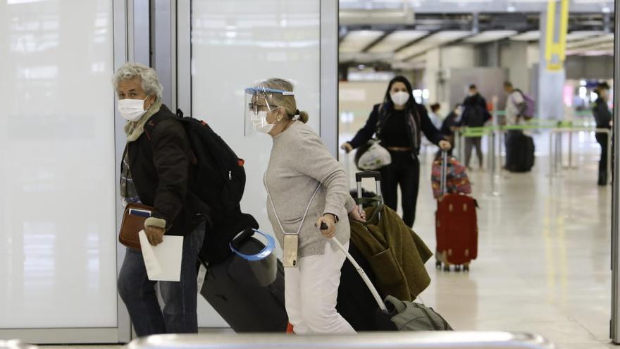 Viajeros en el aeropuerto de Barajas.