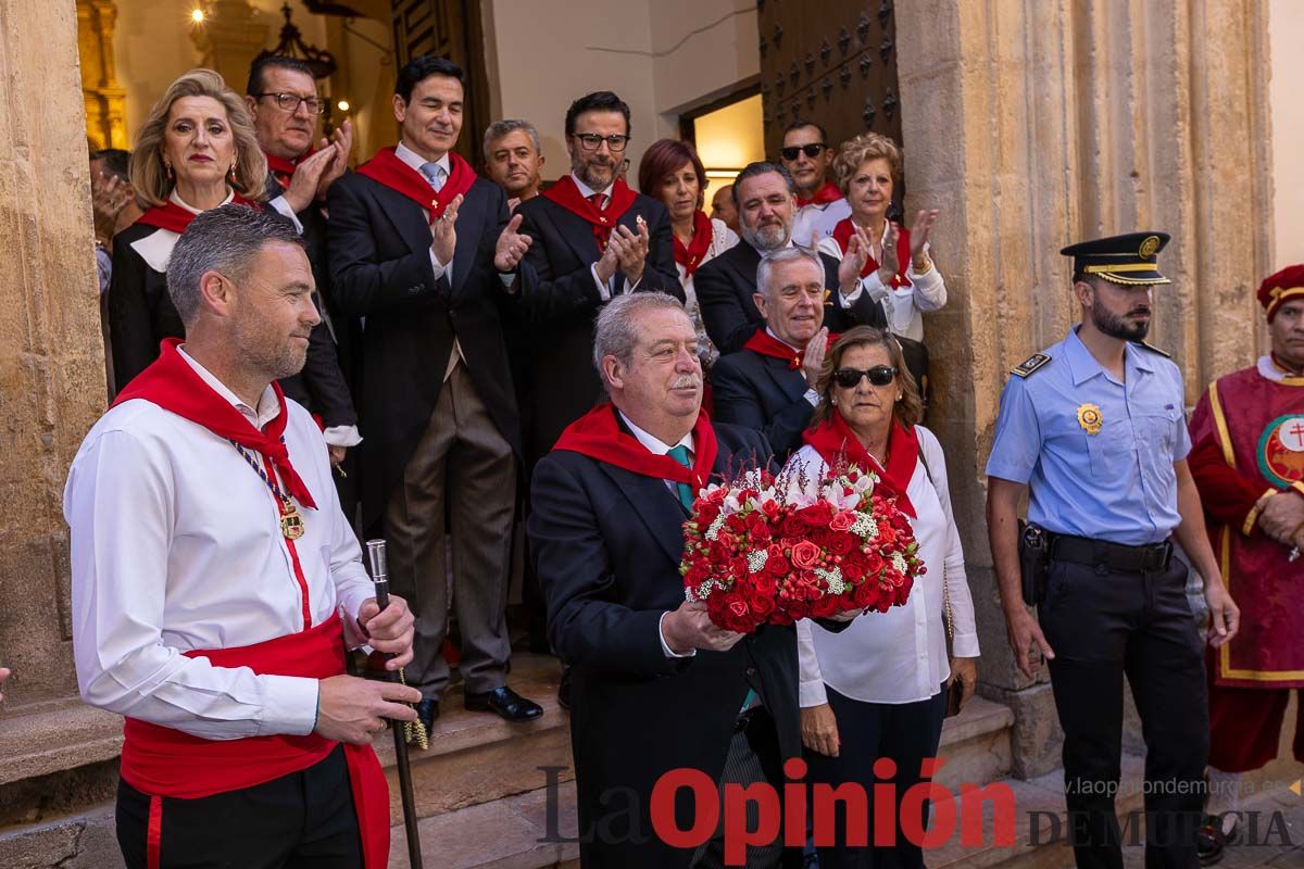 Bandeja de flores y ritual de la bendición del vino en las Fiestas de Caravaca