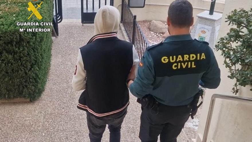 Detenido por un robo con violencia en Calp que hizo que la víctima se golpeará con un bordillo