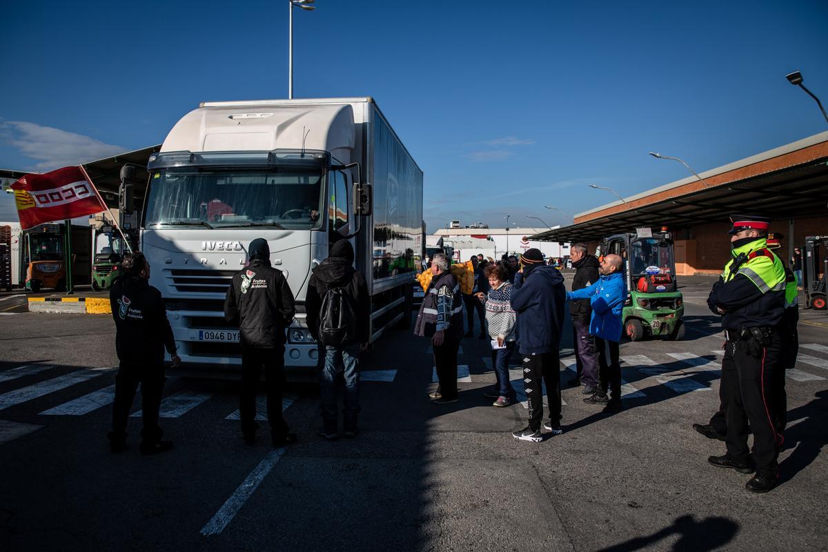 Los mayoristas de frutas y verduras protestan en Mercabarna