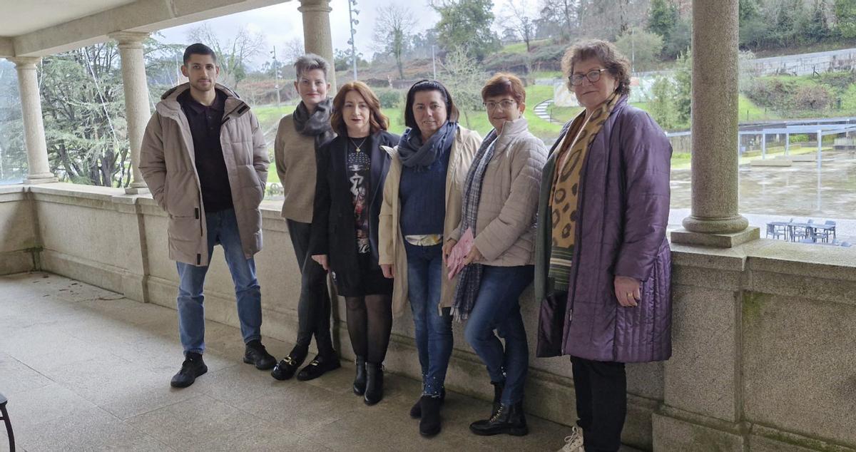 Pablo Vicente (familiar), Ana Belén Campo (paciente), Luisa Luna (paciente), Elena Lorenzo (paciente), María Jesús Pereira (directiva asociación) y María del Carmen Domínguez (presidenta de la asociación). | GABINO PORTO