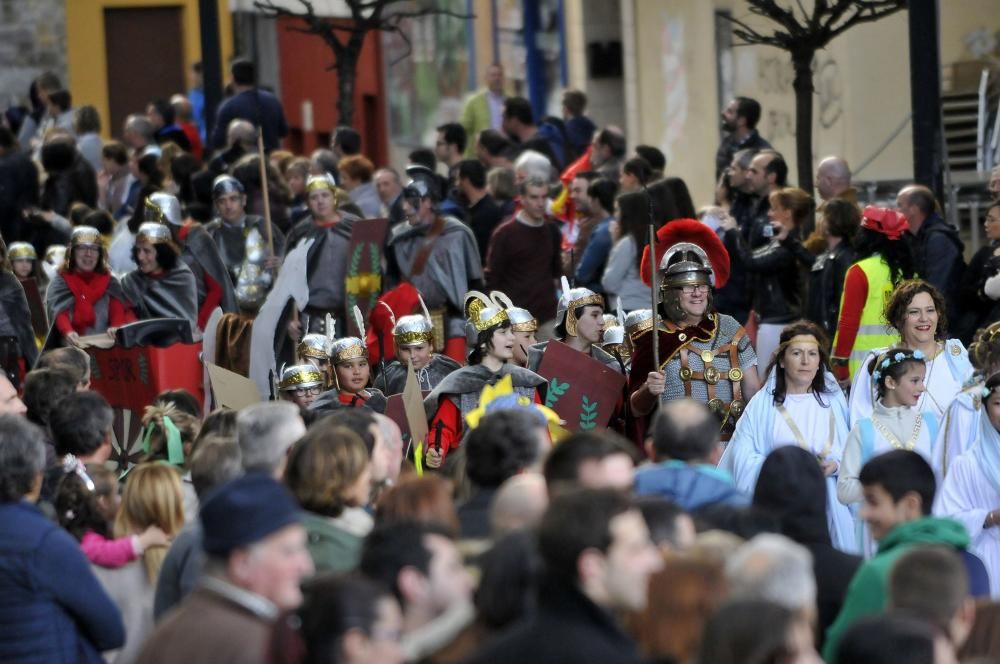 Participantes en el desfile del Antroxu en Pola de Lena.