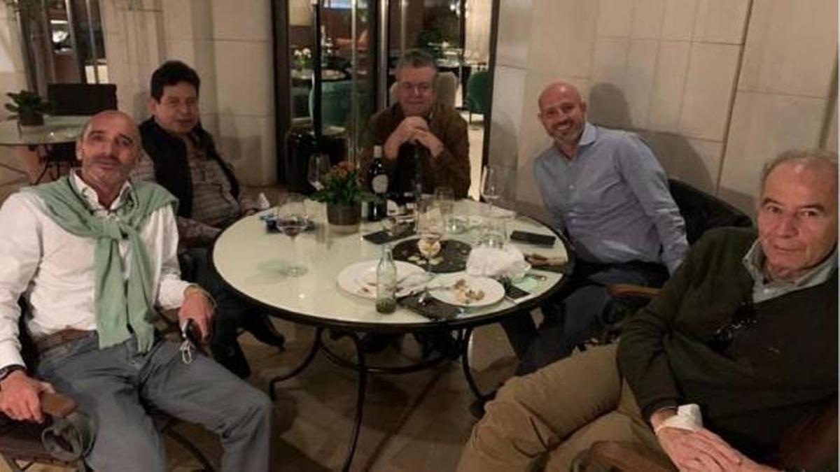 Foto del informe de la UDEF: En la imagen se observa, de izquierda a derecha a Julio Martínez Martínez, a un desconocido, a Julio Martínez Sola, a Roberto Roselli y un varón desconocido.