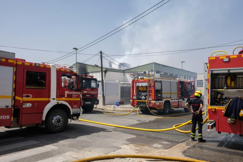 Los Bomberos han pedido a los vecinos que cierren puertas y ventanas para evitar el humo