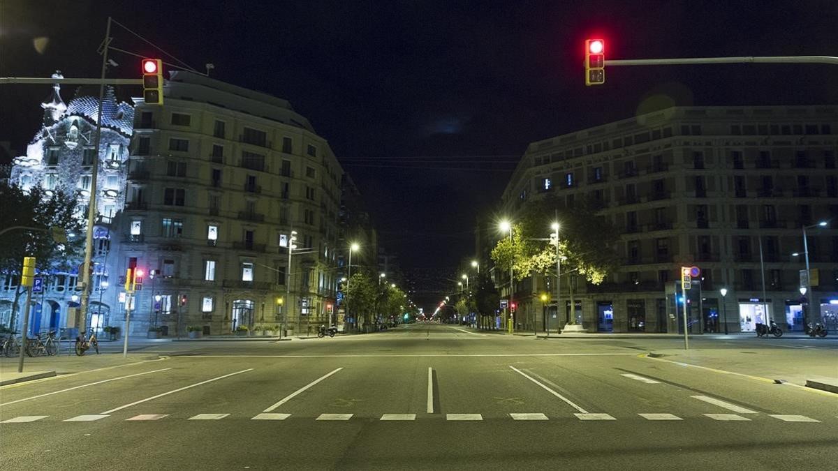 Confluencia de las calles Aragó y paseo de Gràcia de Barcelona durante las primeras horas del Toque de queda, el 26 de octubre del 2020