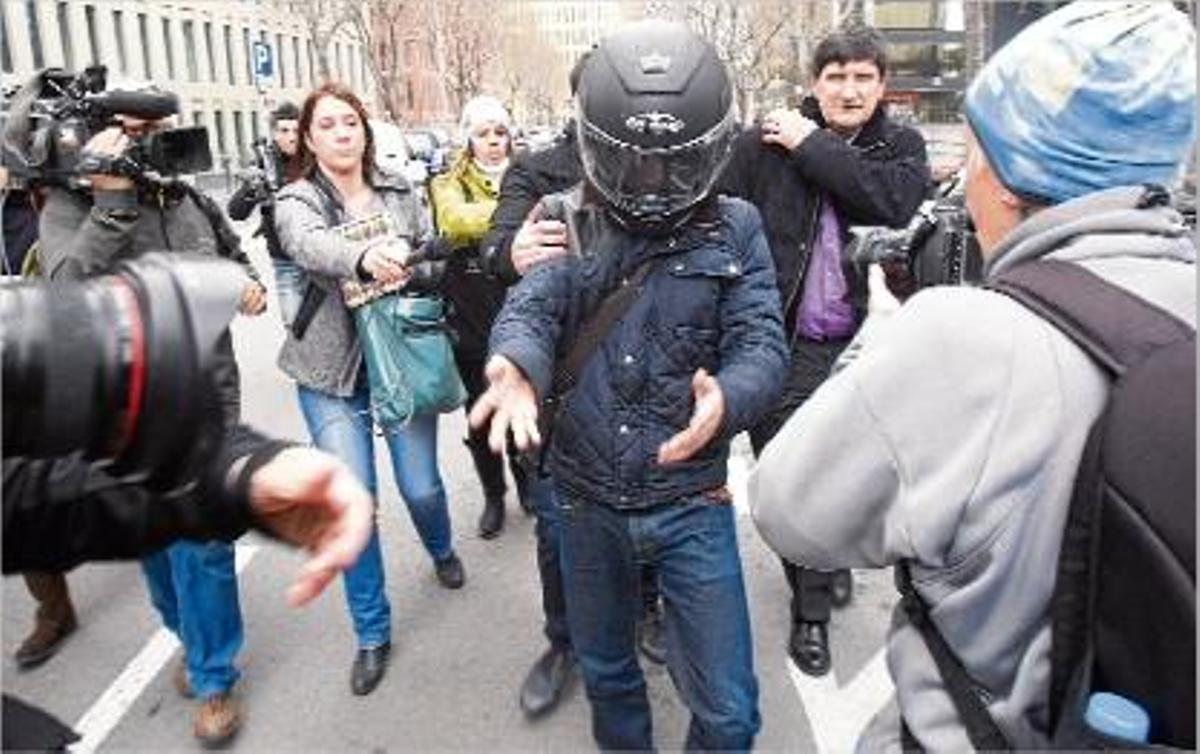 L'exempleat de Método 3 Álex Borrego sortint, dijous passat, de la Ciutat de la Justícia.