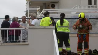 Un incendio en la playa de Canet obliga a desalojar una finca