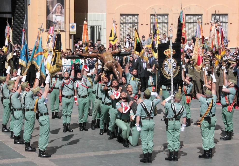 Jueves Santo de 2016 | Desembarco de la Legión y traslado de Mena