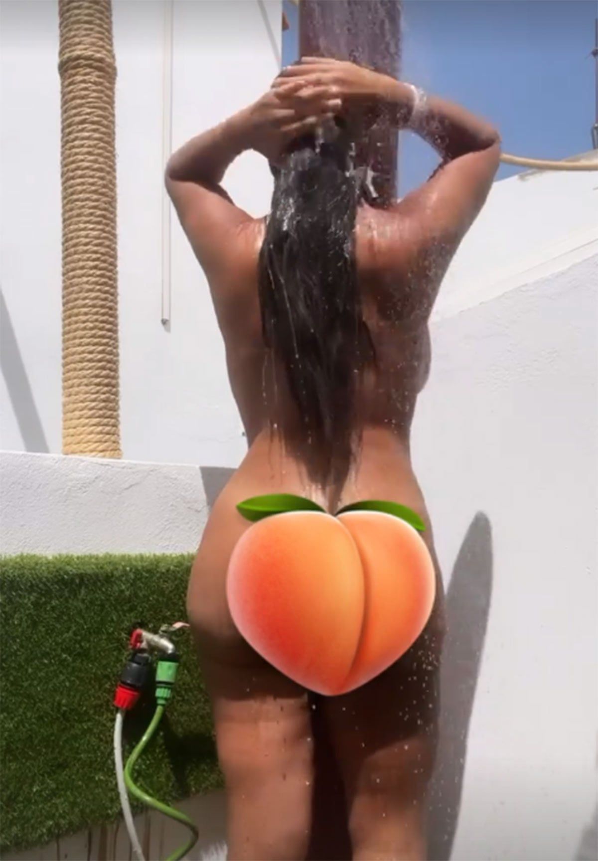 Anabel Pantoja en la ducha desnuda
