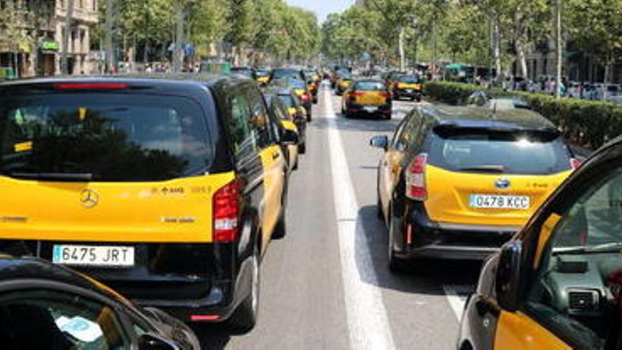El taxi amenaça de bloquejar la frontera francesa i el Port de Barcelona si no hi ha acord amb Foment: «O tot o res»