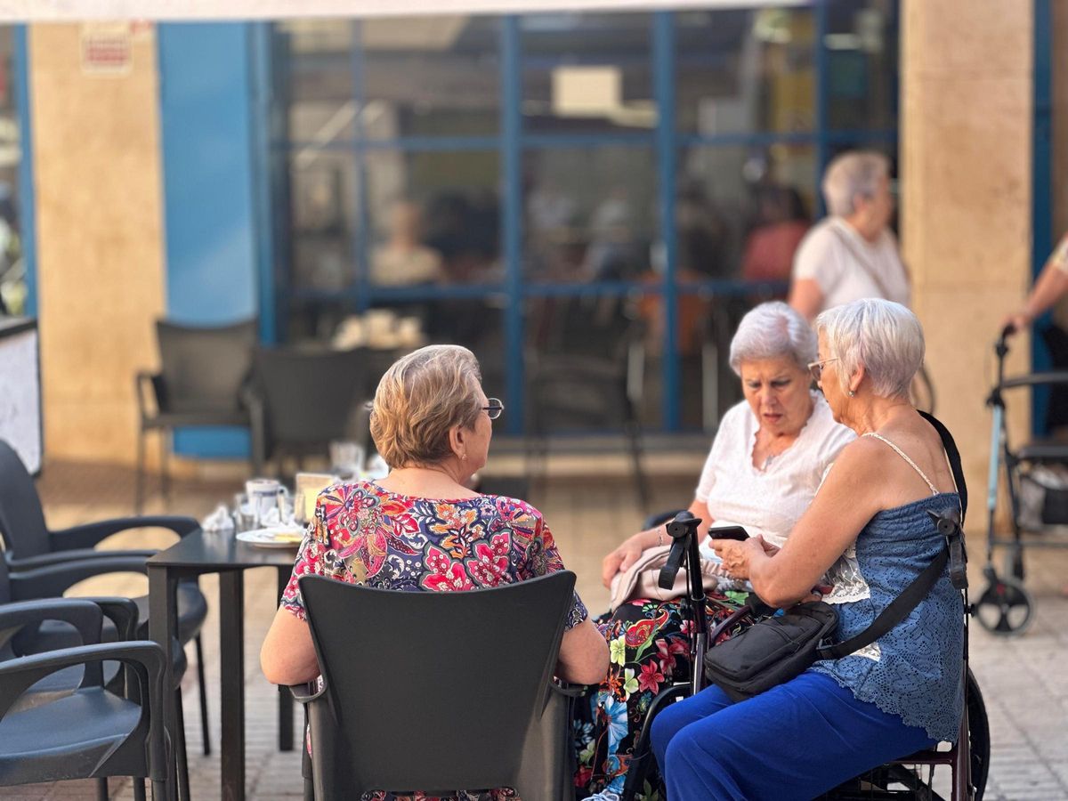 Antonia, Maribel y Mercedes, tres vecinas de Parque Alcosa que desayunan en la cafetería Mercalimón.