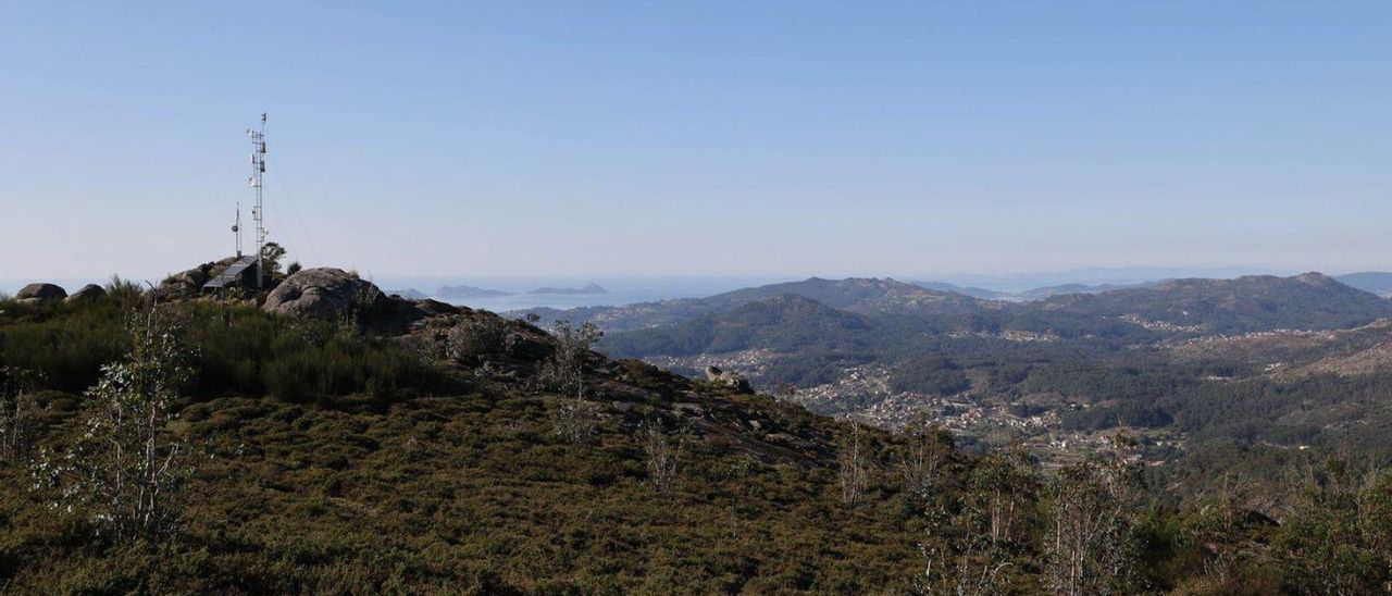 La zona del Monte Galiñeiro donde estaba previsto el parque, en Morgadáns, con vistas al Atlántico.   | // ALBA VILLAR