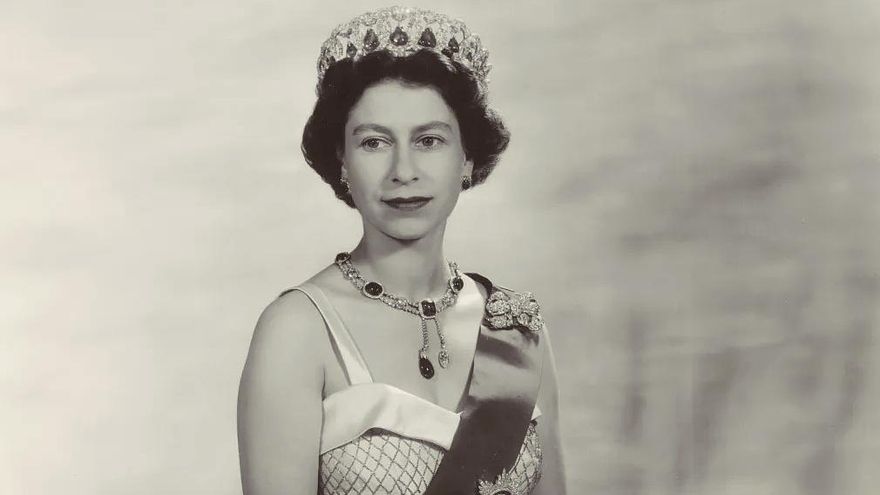 Una gran exposición repasará los 'looks' más icónicos de Isabel II, como su vestido de novia o el de su coronación
