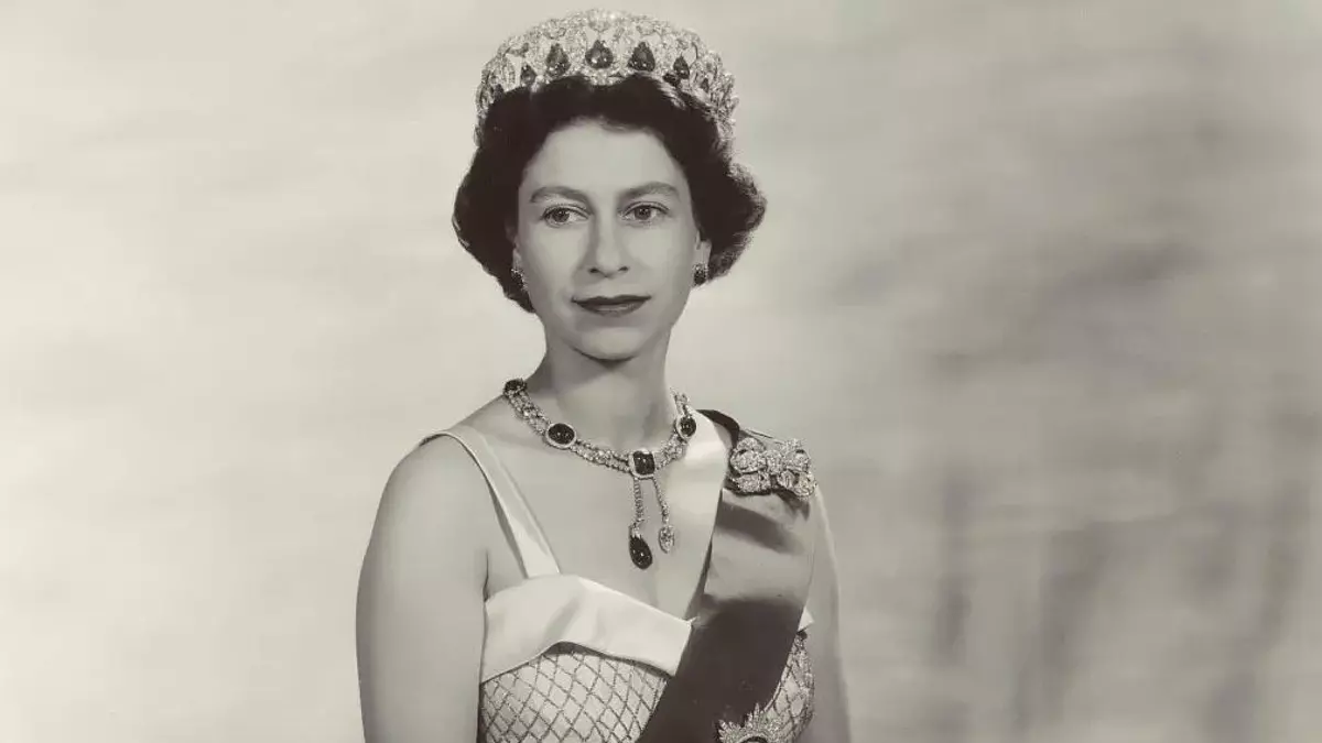 Una gran exposición repasará los 'looks' más icónicos de Isabel II, como su vestido de novia o el de su coronación