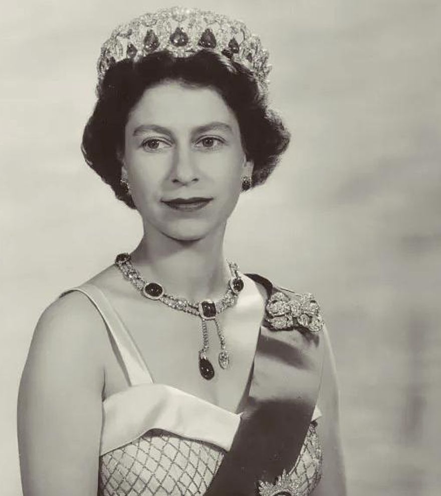 Una gran exposición repasará los &#039;looks&#039; más icónicos de Isabel II, como su vestido de novia o el de su coronación