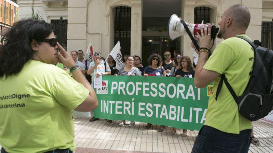 Profesores interinos durante una protesta en Alicante